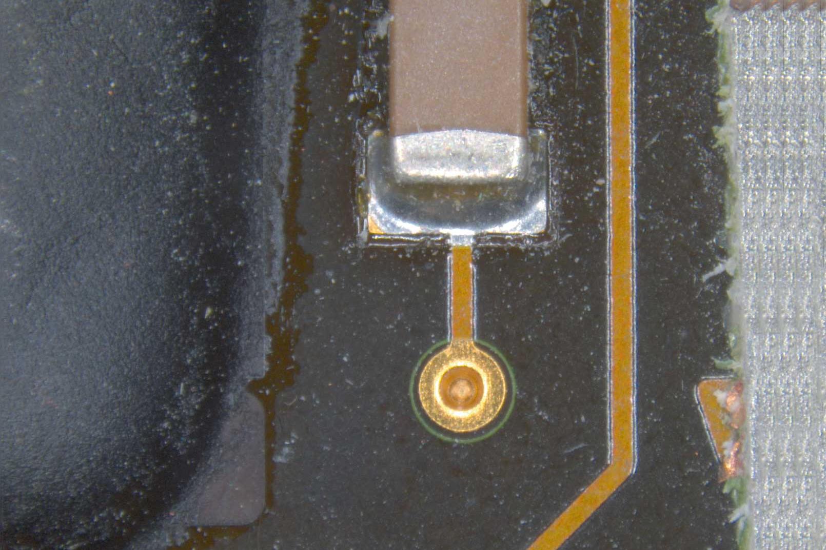 Componente de placa de circuitos impresos, campo oscuro de luz reflejada, aumento: 7,5x​