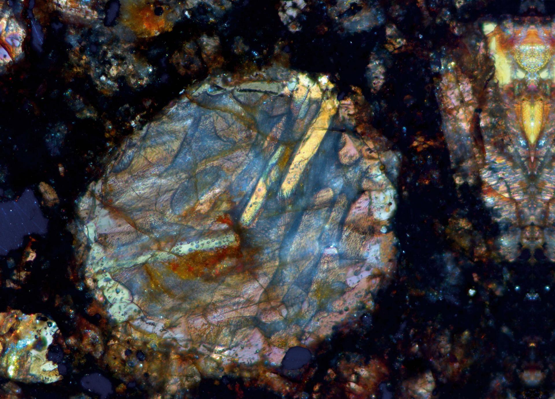 Chondre d'olivine barrée - Lumière réfléchie – Polarisation. Objectif : EC Epiplan-NEOFLUAR 10x/0.25 Pol​ 