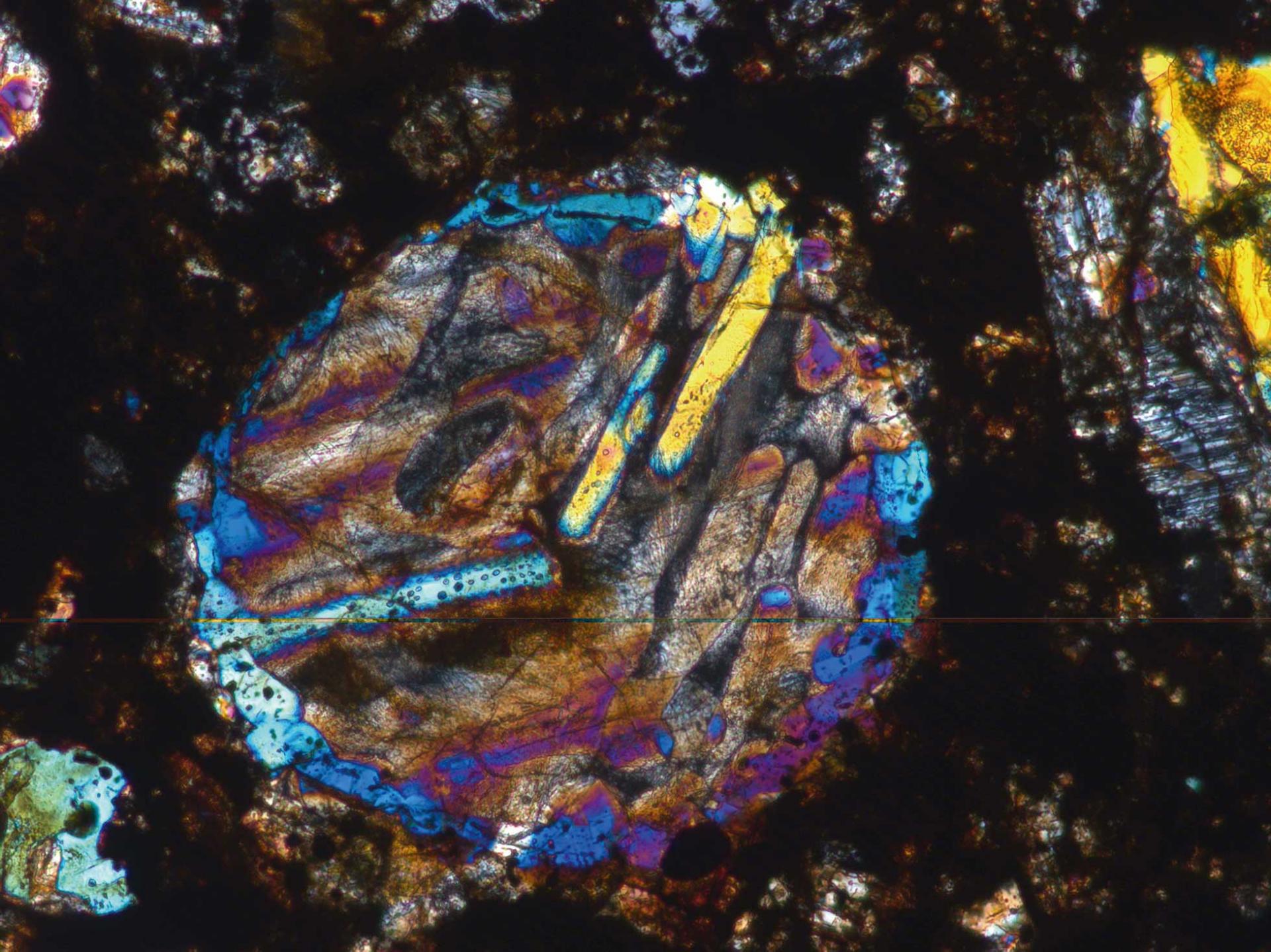 Chondre d'olivine barrée - Lumière transmise – Polarisation. Objectif : EC Plan-NEOFLUAR 10x/0.30 Pol​ 