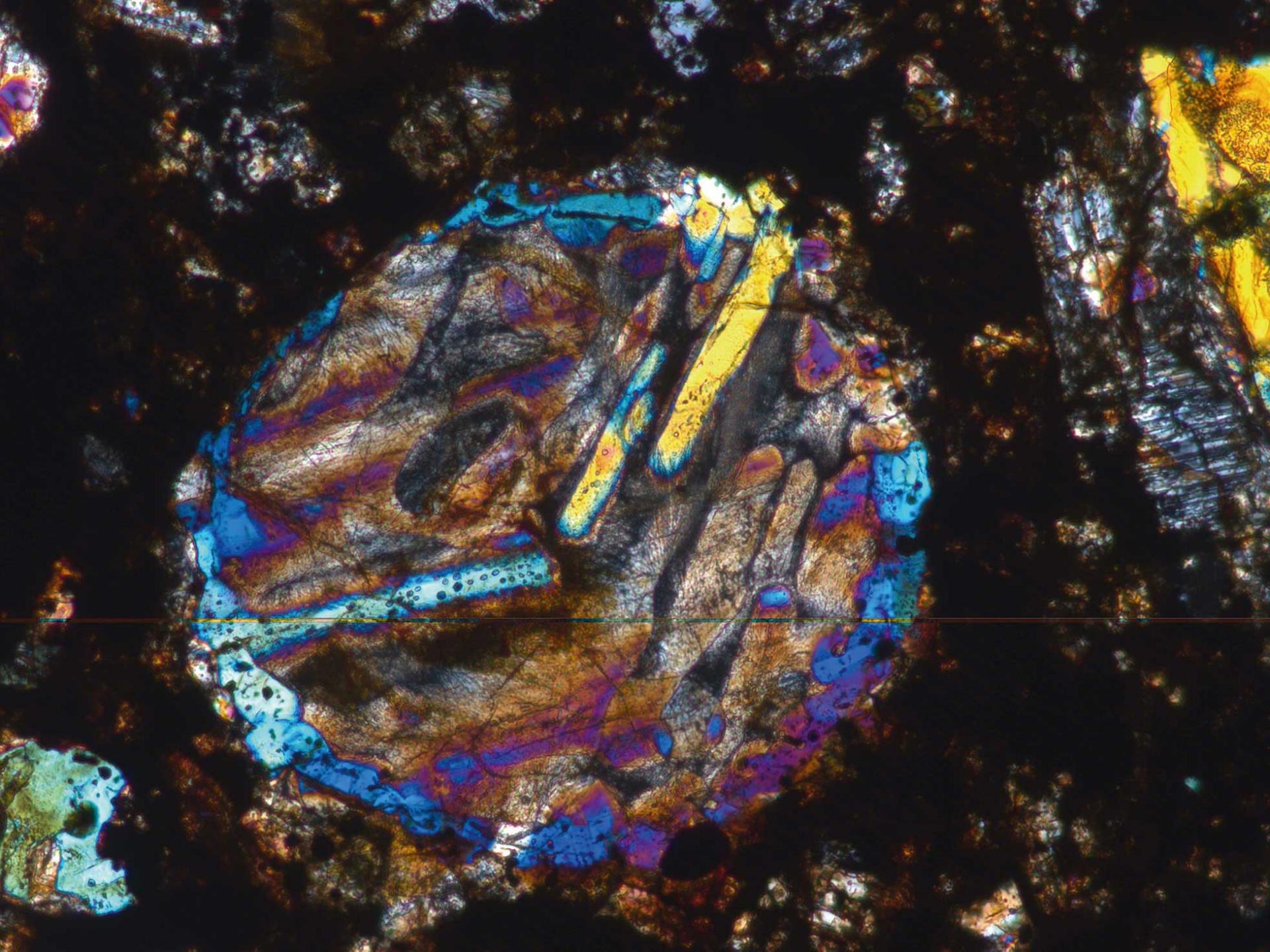 Chondre d'olivine barrée - Lumière transmise – Polarisation. Objectif : EC Plan-NEOFLUAR 10x/0,30 Pol​