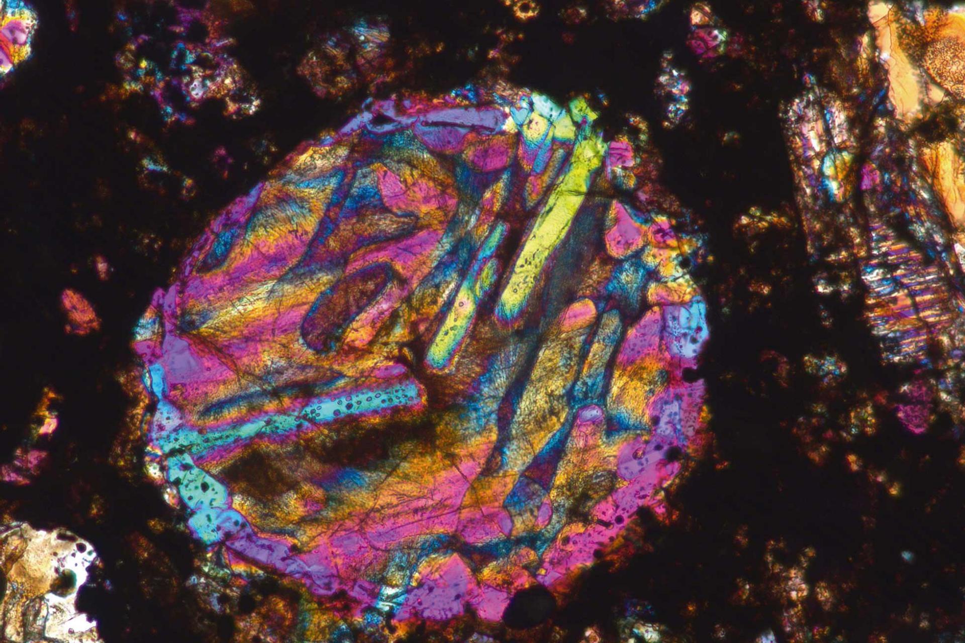 Chondre d'olivine barrée - Lumière transmise – Polarisation avec plaque λ. Objectif : EC Plan-NEOFLUAR 10x/0.30 Pol​