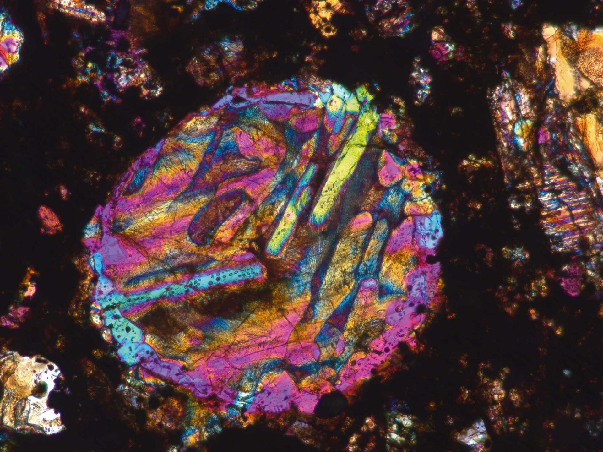 Balkenolivin-Chondre – Durchlicht – Polarisation mit λ-Platte. Objektiv: EC Plan-NEOFLUAR 10×/0,30 Pol​​ 