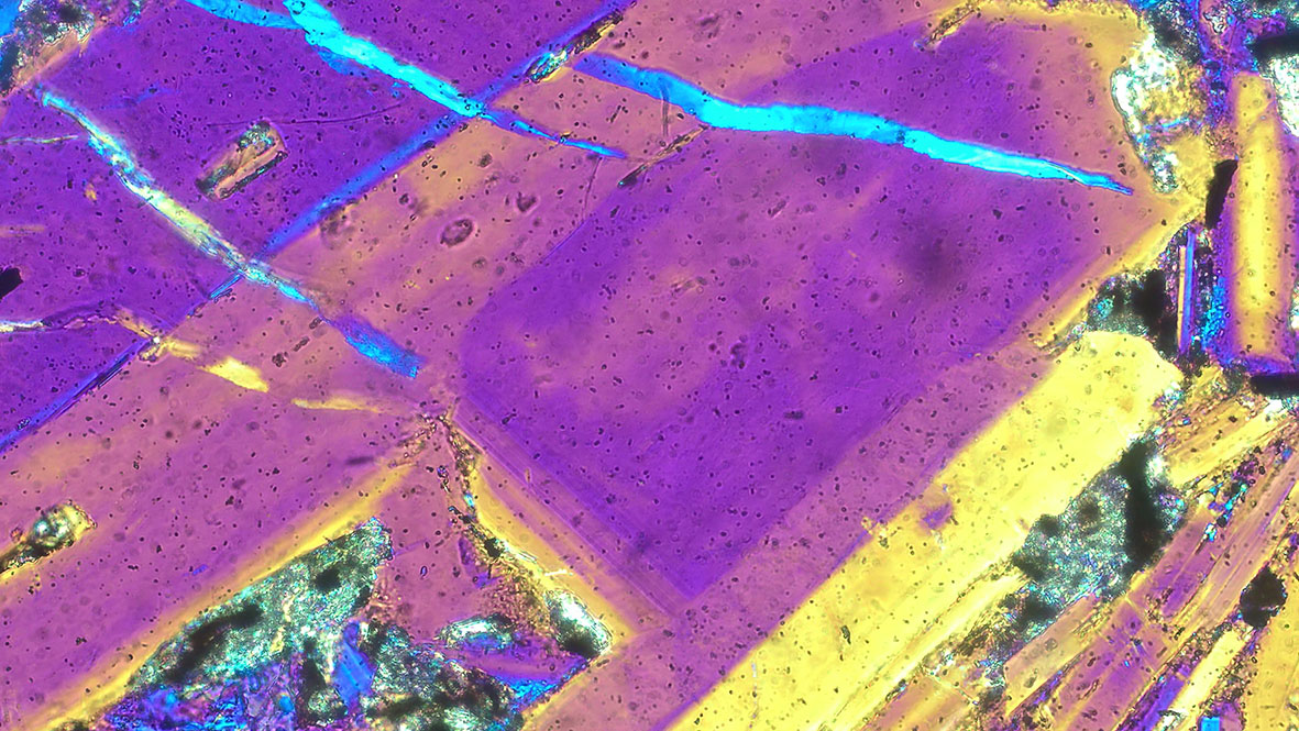 Fluorite, transmitted light, crossed polarizers with lambda plate, EC Plan-Neofluar 5×/0.16 Pol