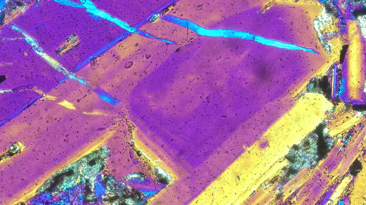 Fluorite, transmitted light, crossed polarizers with lambda plate, EC Plan-Neofluar 5×/0.16 Pol