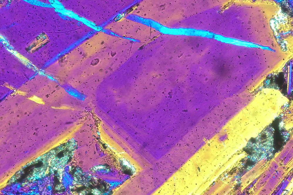 Fluorite, transmitted light, crossed polarizers with lambda plate, EC Plan-Neofluar 5×/0.16 Pol