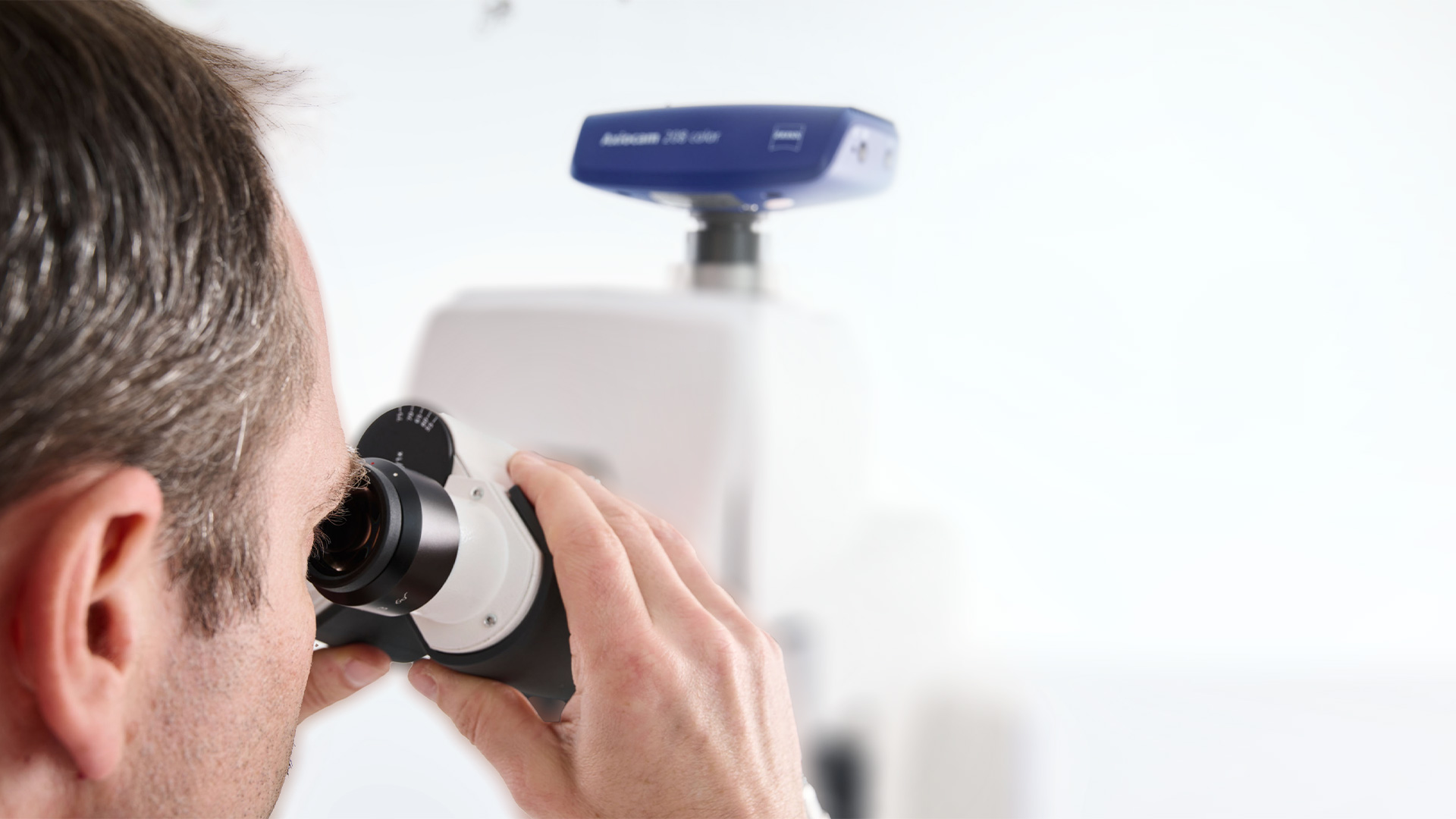 Détail de l'ergophototube ajustable du ZEISS Axioscope 5