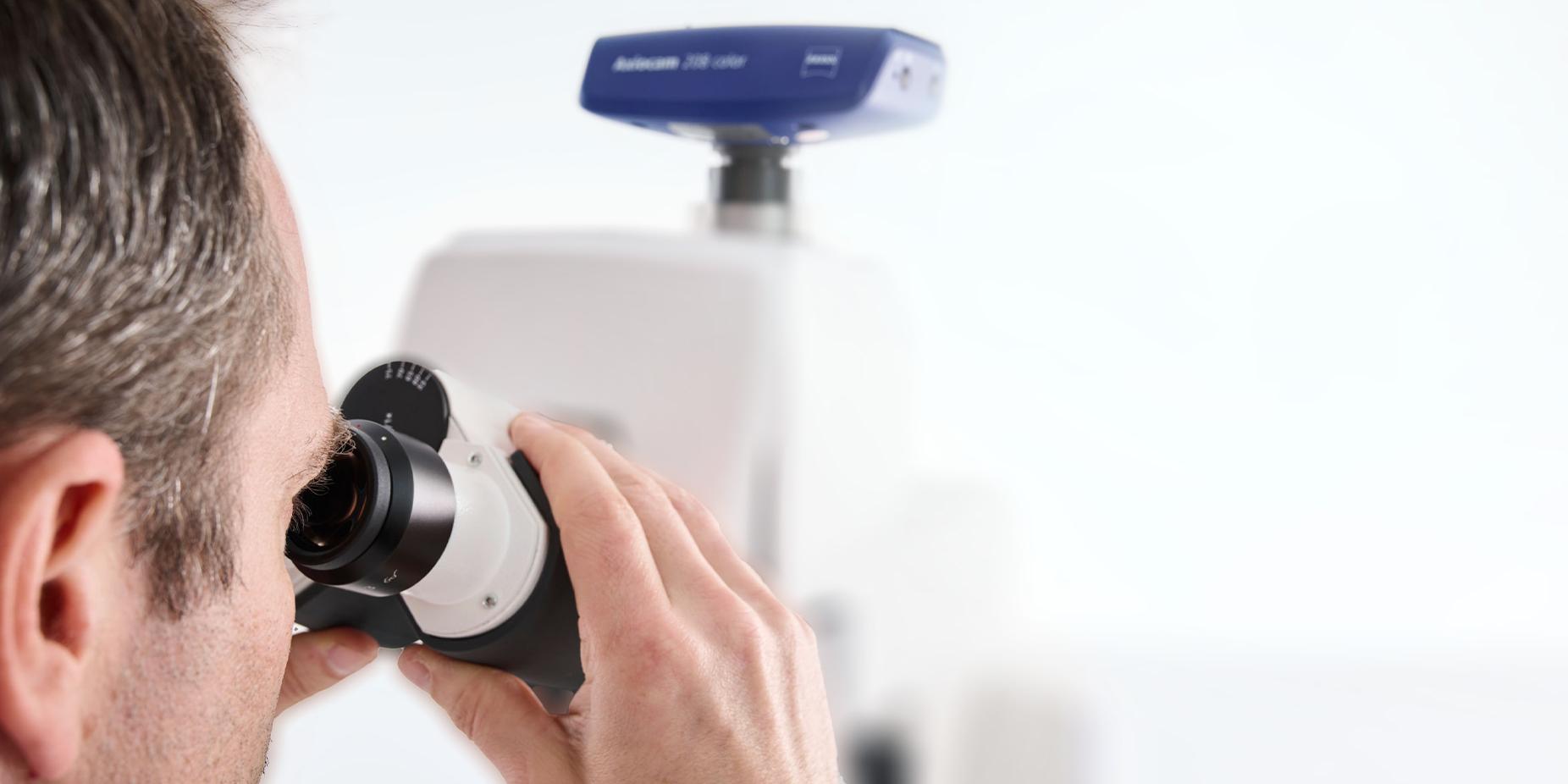 Close-up image of the ZEISS Axiolab 5 microscope with the adjustable ergotube