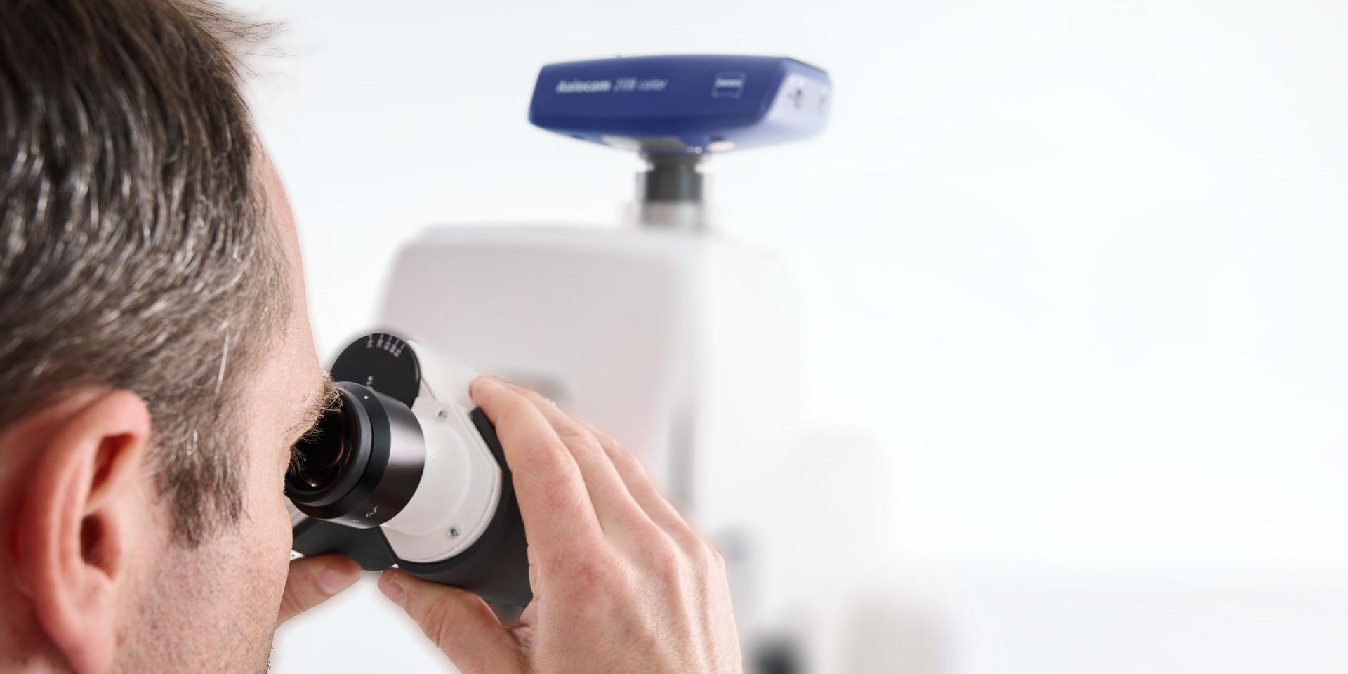 調整可能なエルゴ3眼鏡筒を備えたZEISS Axioscope 5顕微鏡のクローズアップ画像