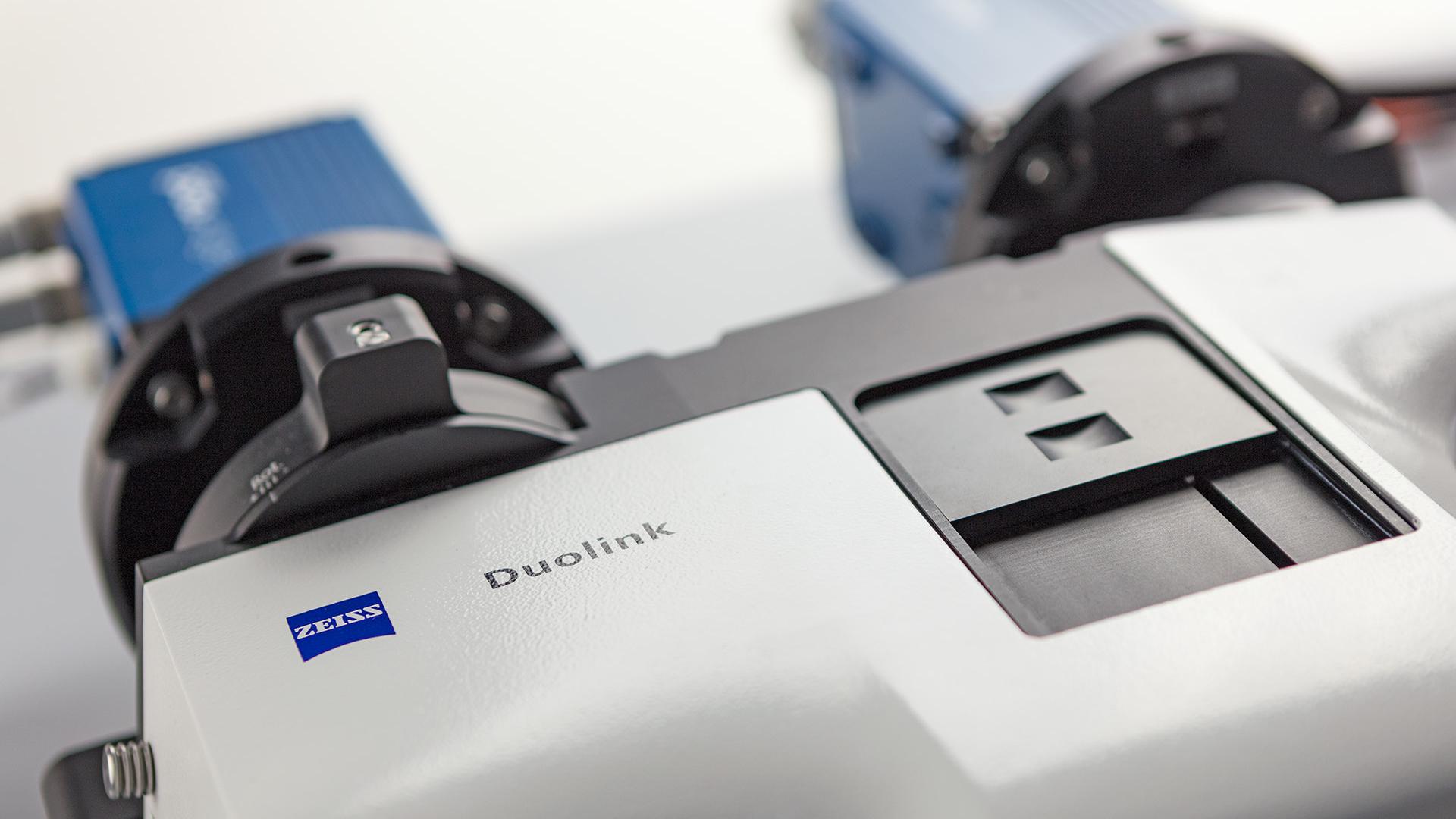 Adaptador de cámara Elyra 7 Duolink sCMOS para la adquisición simultánea en dos colores con cubos de filtro de emisión multibanda integrados para una adquisición de imágenes eficaz.