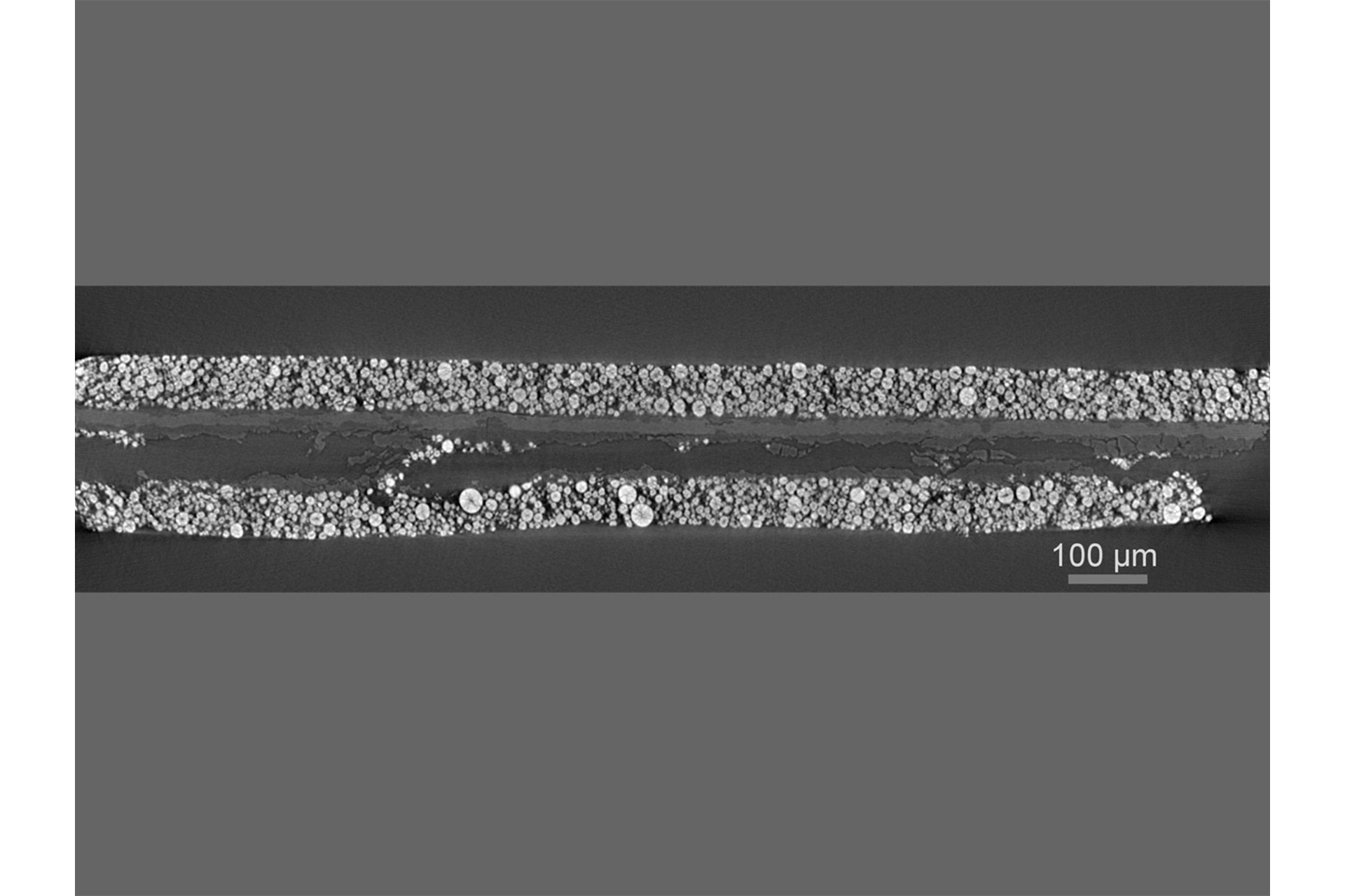 Virtueller Querschnitt durch einen aufgrund mehrerer Ladezyklen gealterten und entpackten Lithium-Ionen-Akku, der Schäden an der Anschlussfahne und den Kathodenschichten aufzeigt