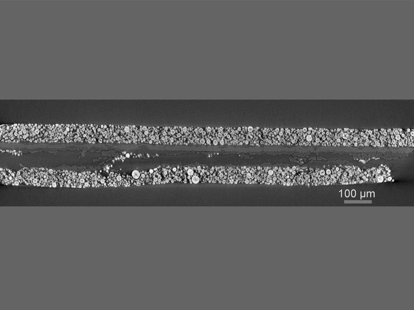 Virtueller Querschnitt durch einen aufgrund mehrerer Ladezyklen gealterten und entpackten Lithium-Ionen-Akku, der Schäden an der Anschlussfahne und den Kathodenschichten aufzeigt