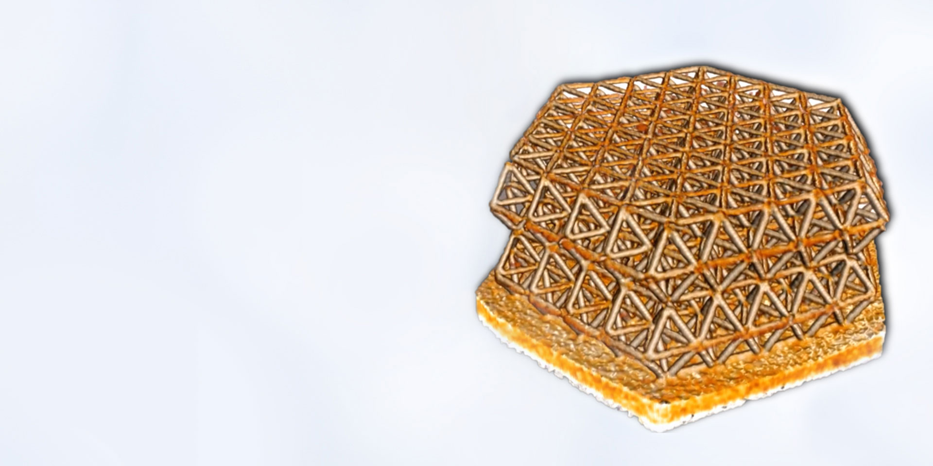 3D-gedruckte Nanogitterstruktur, Abbildung im Zernike-Phasekontrast vor In-situ-Komprimierungsexperimenten. Probe mit freundlicher Genehmigung von R. Schweiger, KIT, Deutschland (Probenbreite 30 µm).