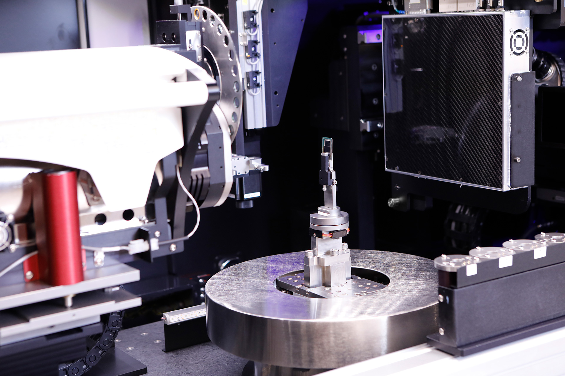 The optional flat panel extension (FPX) is available on all Versa X-ray microscopes