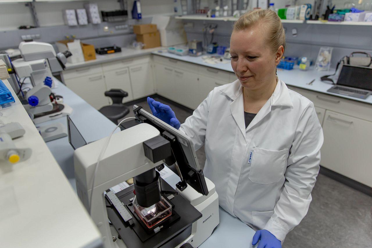 Lab-technician Katja Krannich, ZEISS Microscopy