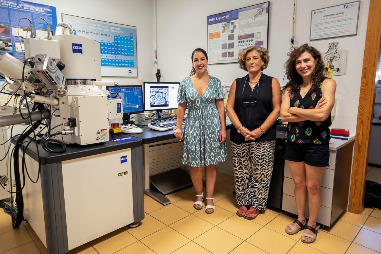 ZEISS Microscopy Image Contest winners: Alicia González Segura (middle), Dolores Molina Fernández (left) and Isabel Sánchez Almazo (right) from the Centro de Instrumentación Científica at the University of Granada (Spain)