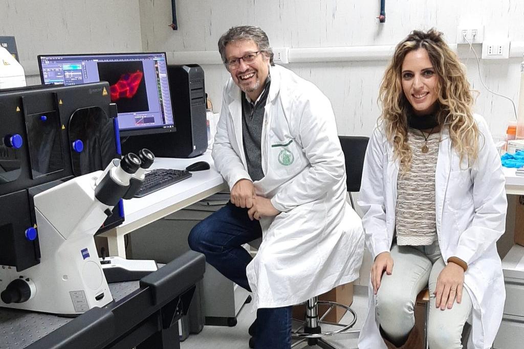 Dr. Massimo Zollo (left) with his collaborator, Dr. Veronica Ferrucci, at their ZEISS Elyra 7 super-resolution system.