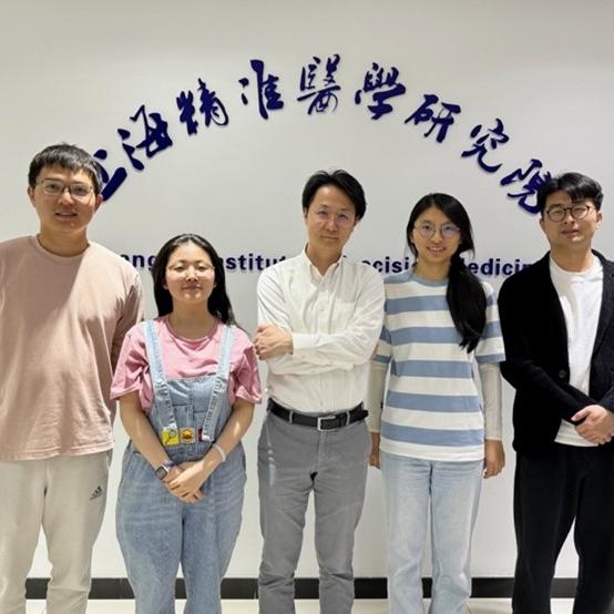 Dr. Yunfeng Hua with ZEISS GeminiSEM FE-SEM