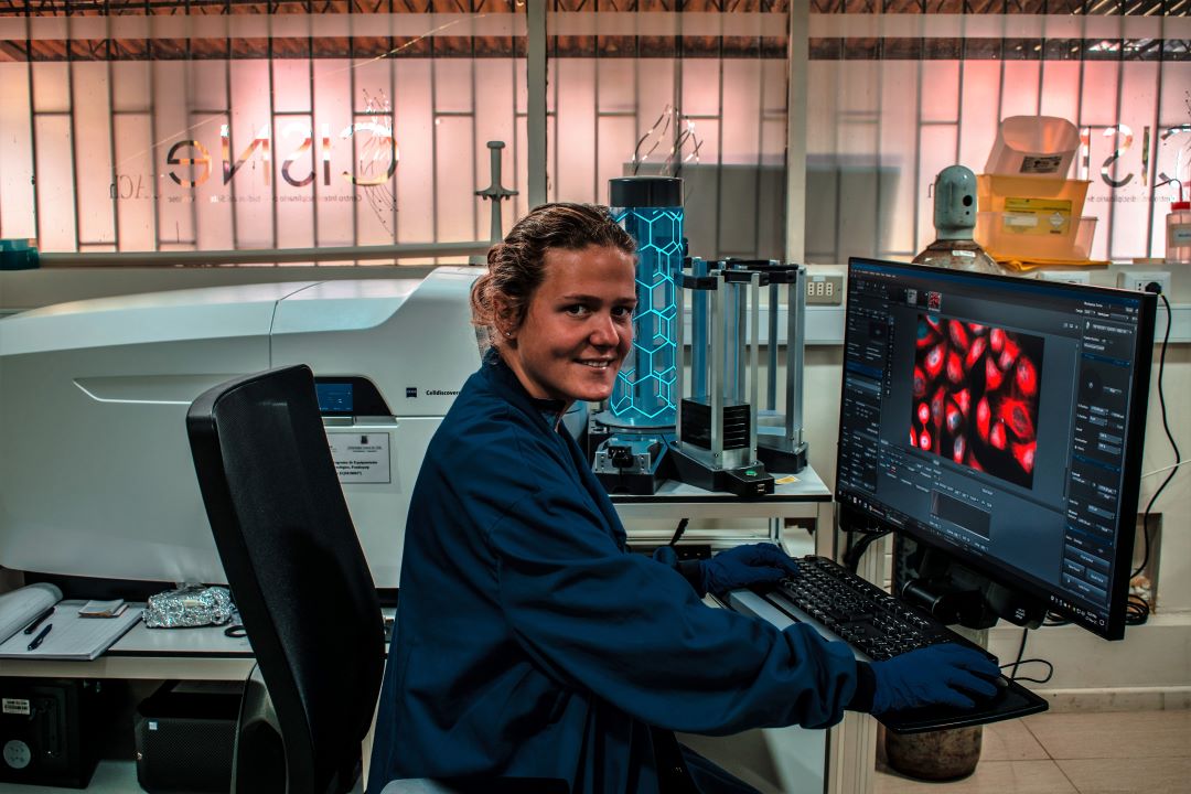 Janine Burkhalter, student from the University of Konstanz, Germany and DAAD RISE program fellow working at ZEISS Celldiscoverer 7 in Dr. Rojas-Fernandez's lab