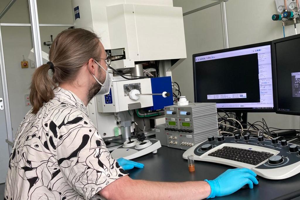 Dr. Markus Osenber, Helmholtz Centre for Materials and Energy (HZB), Germany, with a ZEISS Crossbeam FIB-SEM