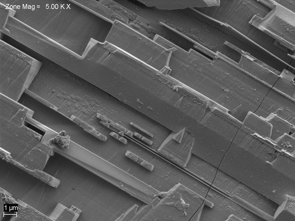 SiO layer fracture surface imaged with ZEISS Sigma FE-SEM.