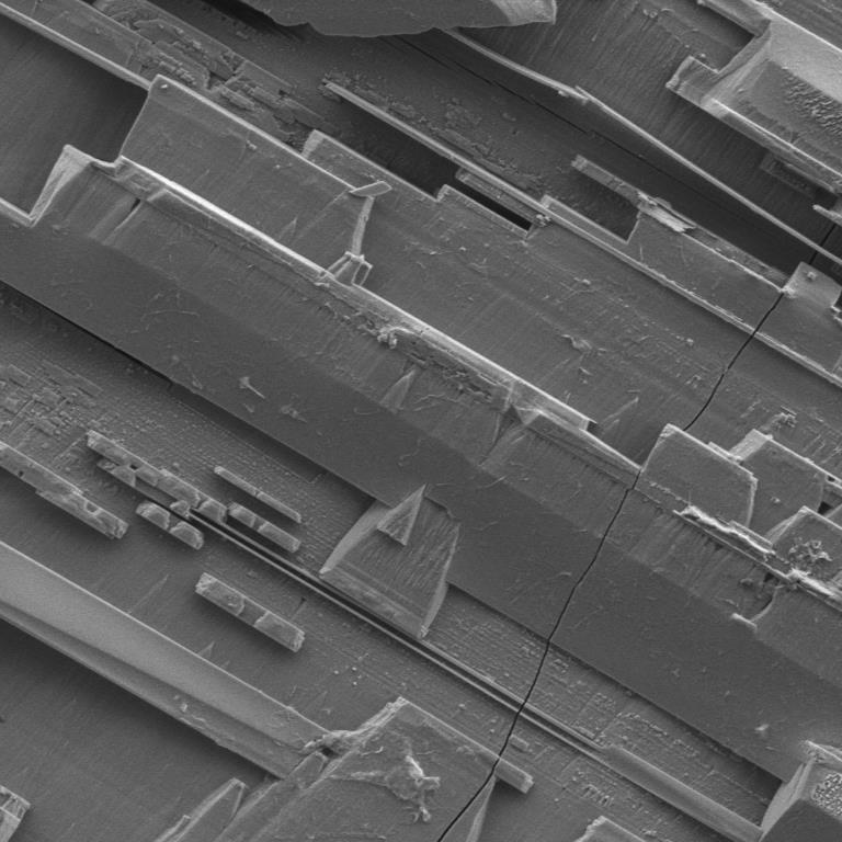 SiO layer fracture surface imaged with ZEISS Sigma FE-SEM.