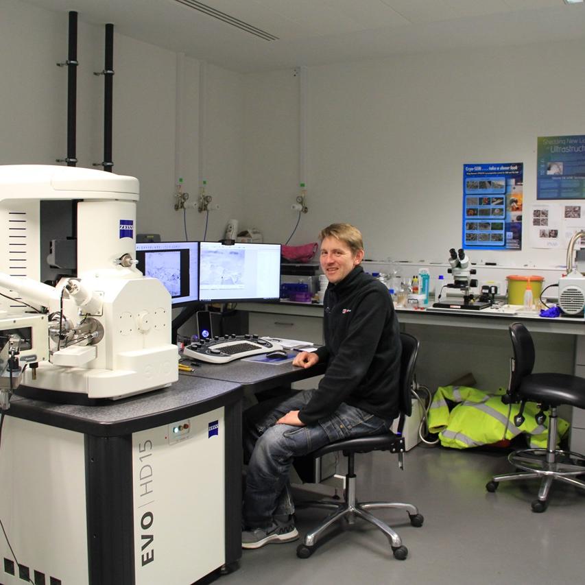 Dr. Raymond Wightman with ZEISS EVO Scanning Electron Microscope