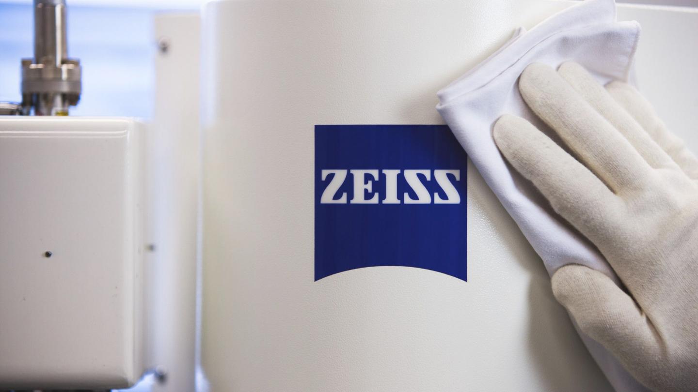 Transparent Installation Process for your ZEISS Microscope
