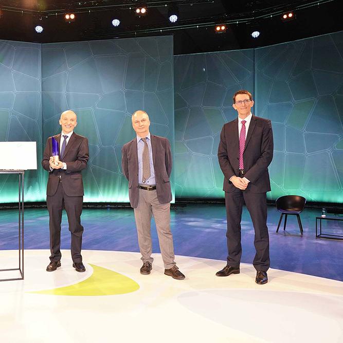 Frank-Walter Steinmeier presents the ZEISS SMT team with the German Future Prize 2020 for EUV technology