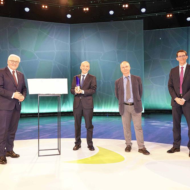 Frank-Walter Steinmeier presents the ZEISS SMT team with the German Future Prize 2020 for EUV technology