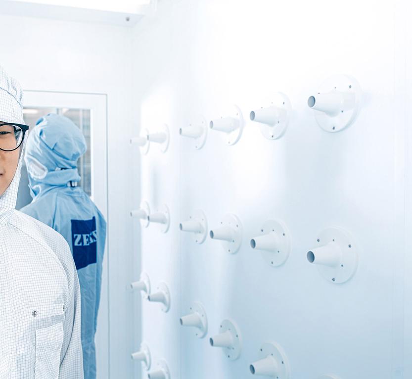 ZEISS SMT staff in the clean room 