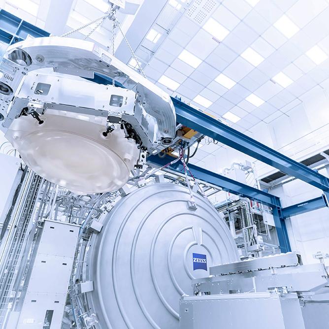 Mirror of the High-NA-EUV technology as part of EUV lithography of ZEISS SMT - a view into the clean room 