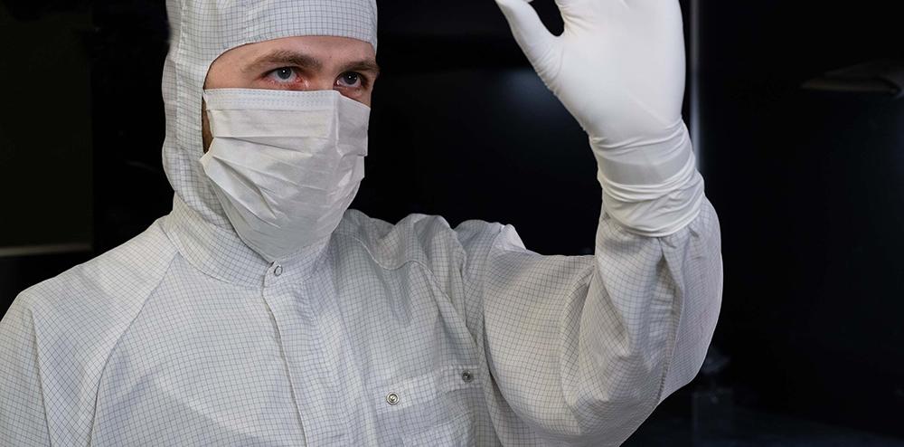 An associate of the ZEISS Optics Modules looks exactly at the optics components