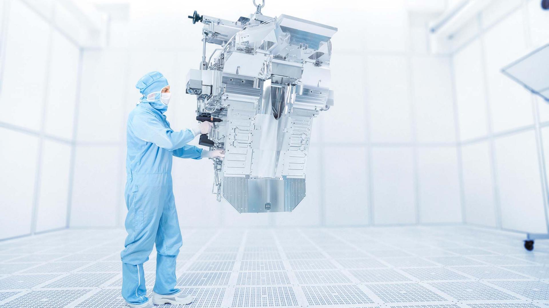 A ZEISS SMT employee works on an EUV lithogaphy in the clean room
