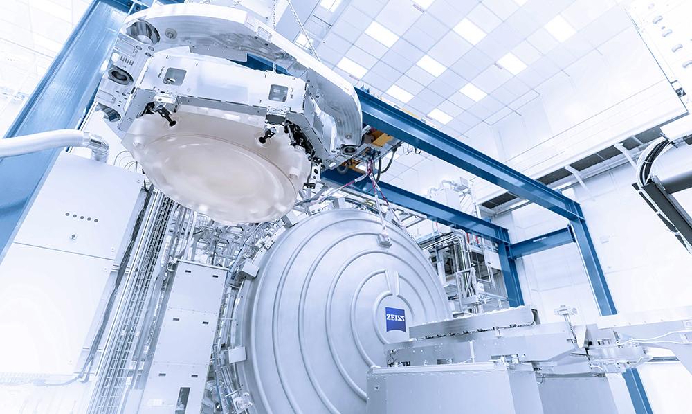 Mirror of the High-NA-EUV technology as part of EUV lithography of ZEISS SMT - a view into the clean room 