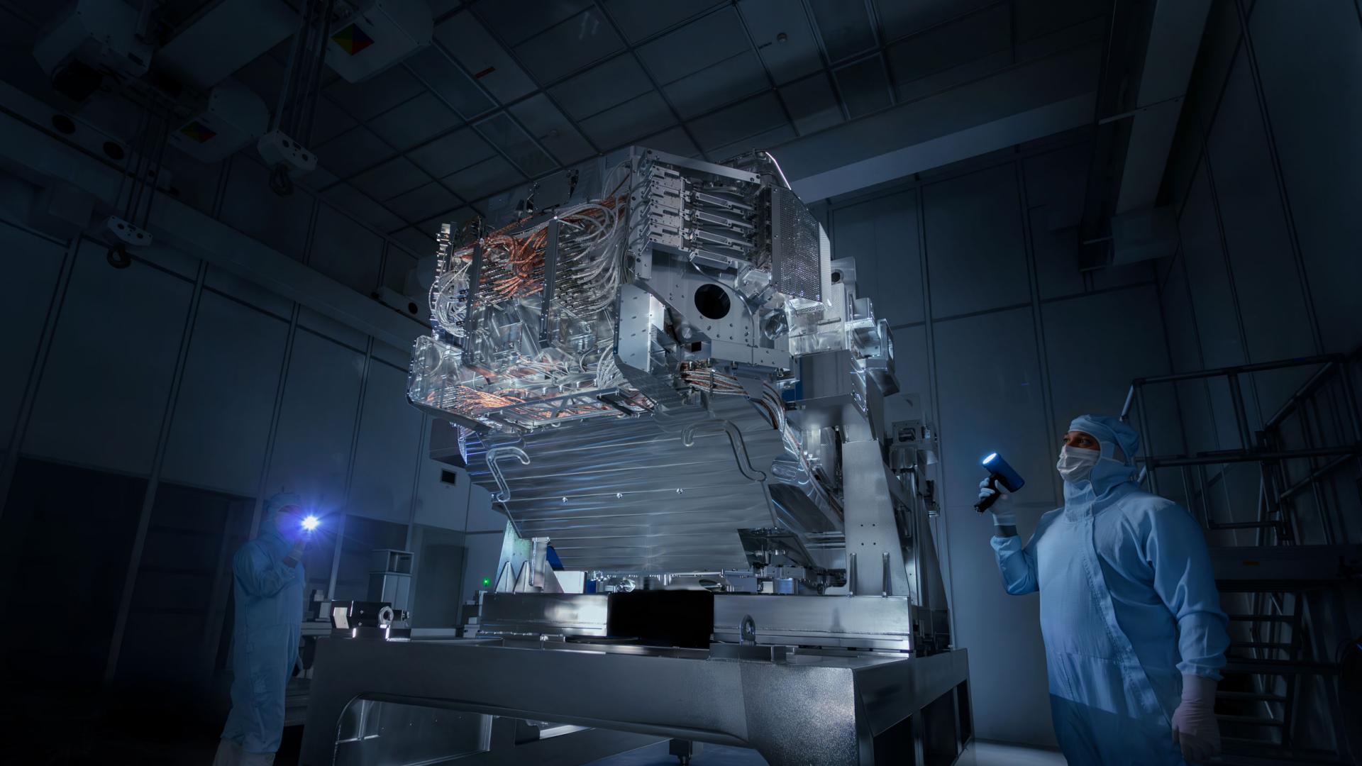 An employee works in the clean room on the new High-NA-EUV technology from ZEISS Semiconductor Manufacturing Technology