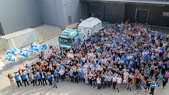 Group picture of all participants at the delivery of the projection optics at ZEISS SMT