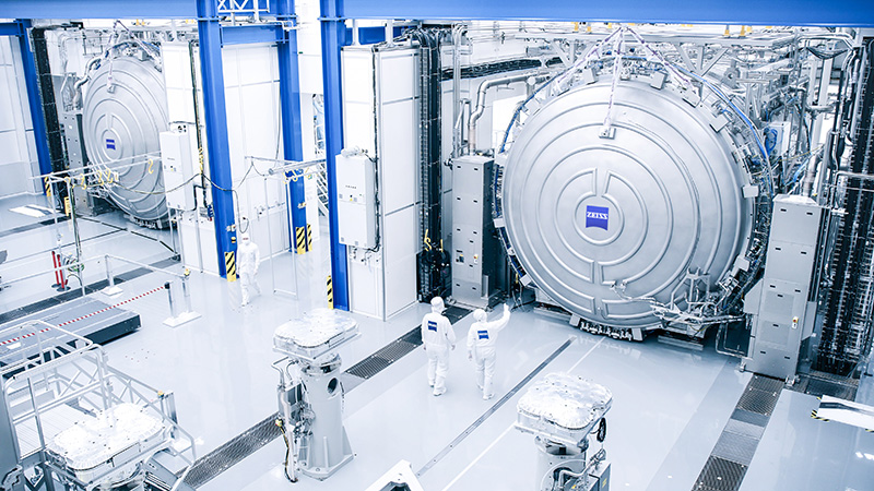 The vacuum chamber of the measurement technology in the clean room of ZEISS SMT 