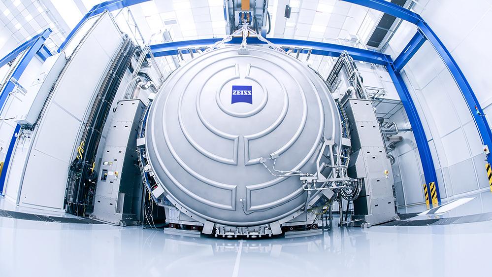 The metrology ZEISS SMT with the entrance to the vacuum chamber in the clean room 
