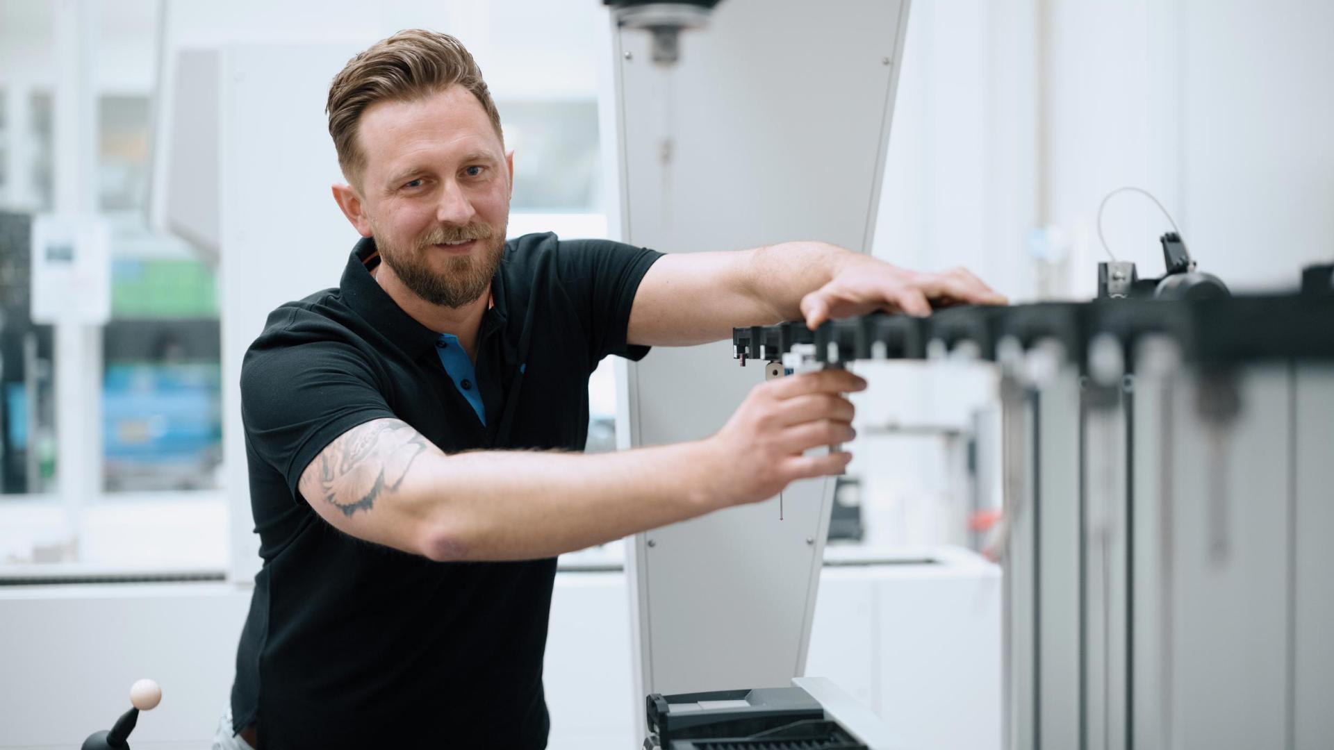 Artur works on a machine at ZEISS SMT