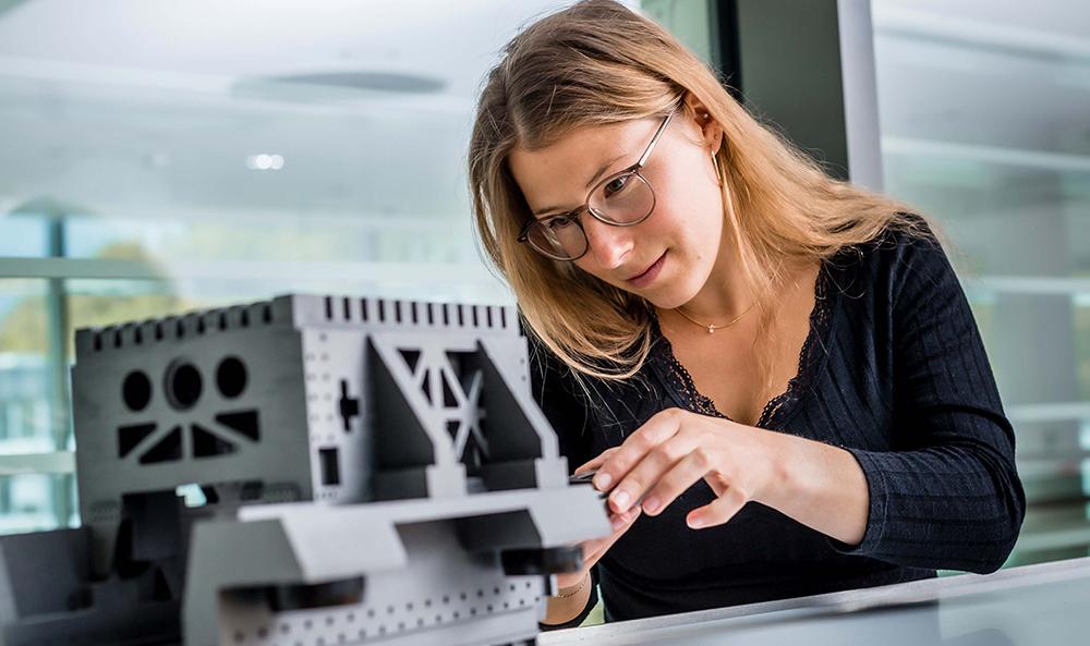An associate of the ZEISS SMT works on SMT technology