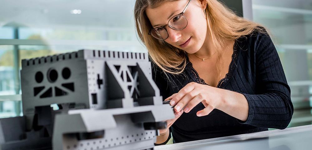 Larissa is working on a 3D model from ZEISS SMT