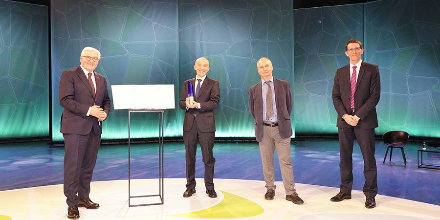 Frank-Walter Steinmeier awarding the German Future Prize to the EUV team
