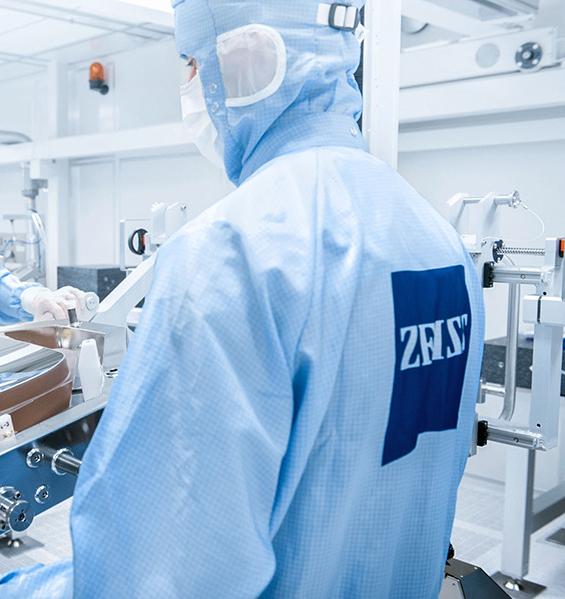Two employees work in the clean room of ZEISS SMT