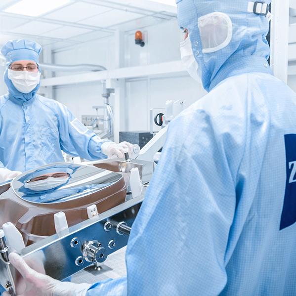 Two employees work in the clean room of ZEISS SMT