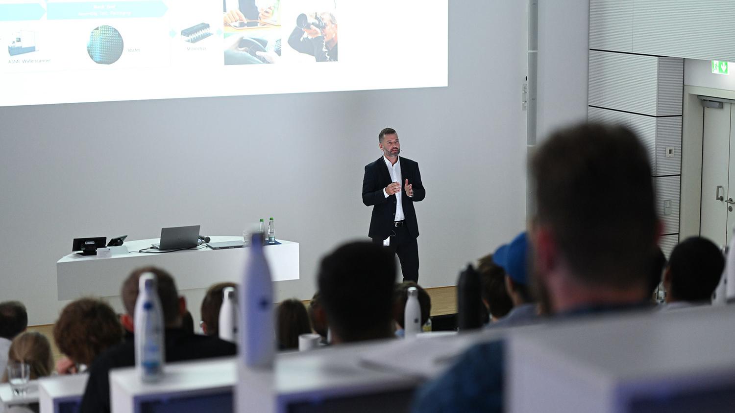 Students of the ZEISS European Summer School visiting the ZEISS Museum