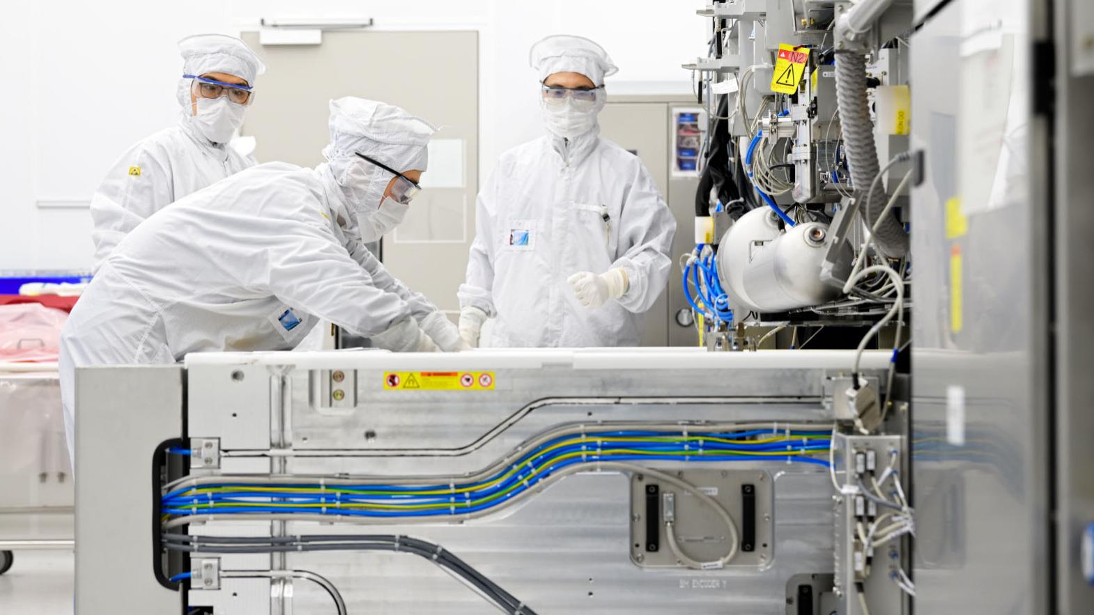 Employees from both ASML and SMT work together on EUV 