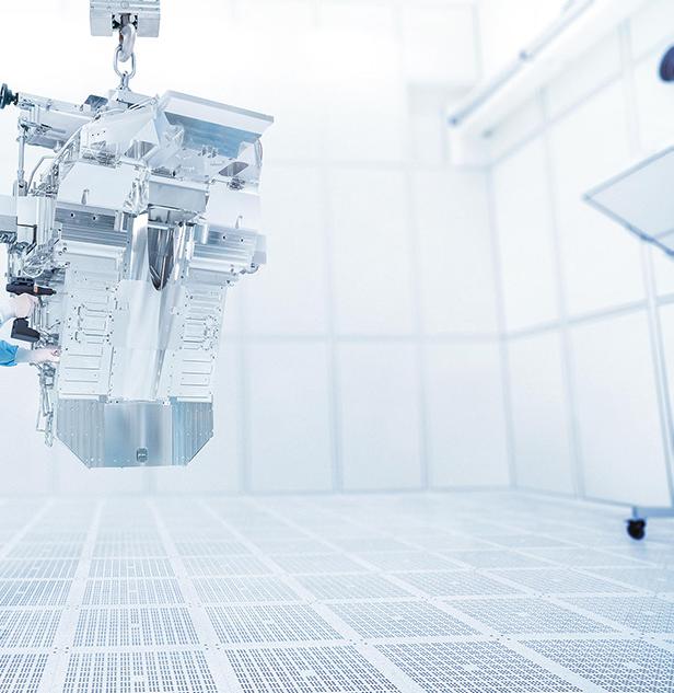 An employee works on an EUV illumination system from ZEISS SMT 