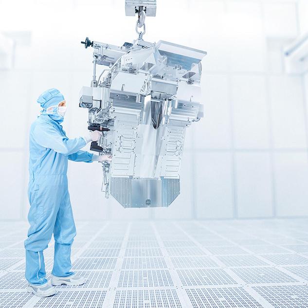 An employee works on an EUV illumination system from ZEISS SMT 