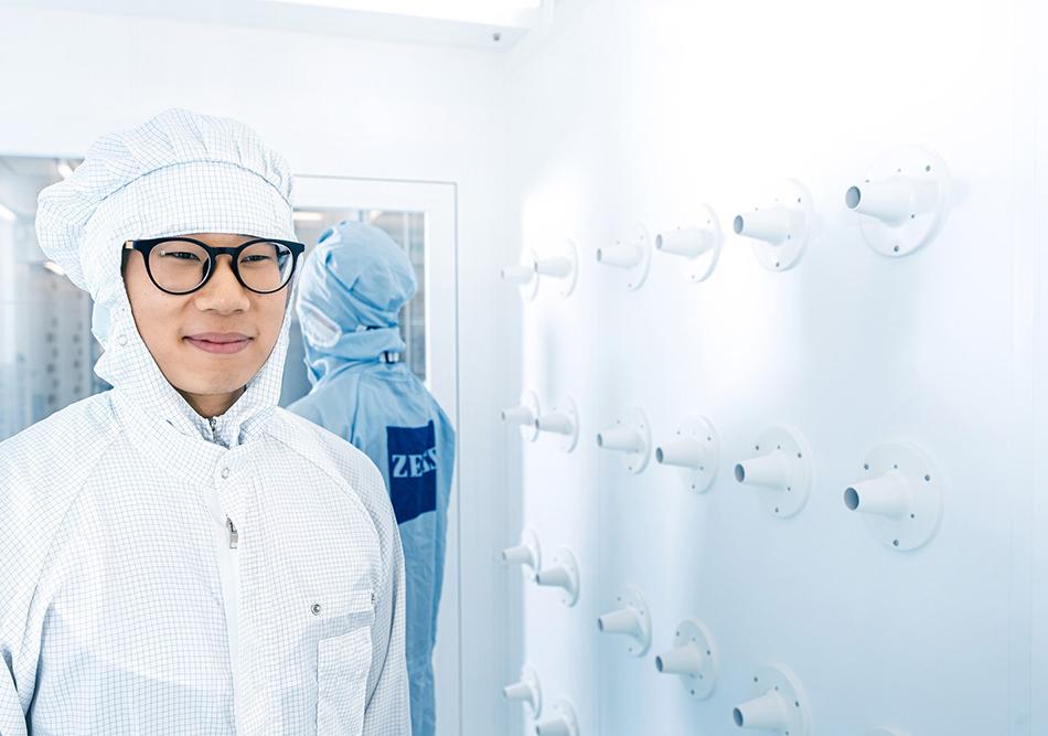 Two employees in the clean room of the photomask solutions