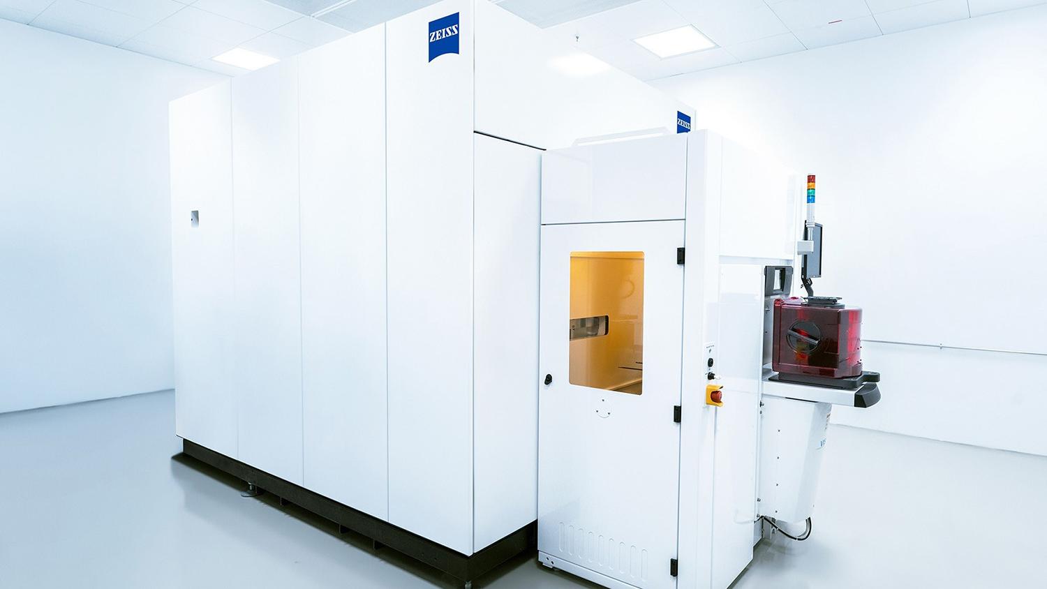 The 3D Workstation of ZEISS SMT visible as whole machine